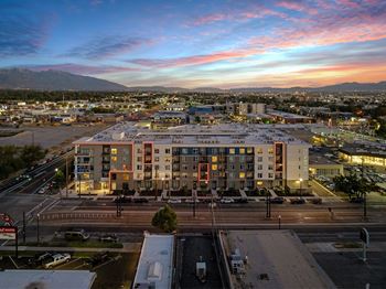 Spectacular city/mountain/courtyard views*